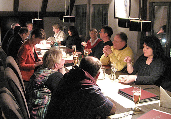 Empfang in der Krämerei. Hans und Ingrid (2. und 4. v.r.) begrüßen uns in der Krömerei. Lecker, gemütlich und schön...und direkt neben unserem Hotel.